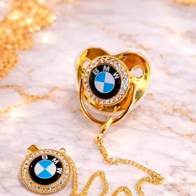 Tétine BMW Luxe Dorée avec Chaînette – Taille Unique – Protection Incluse – Neuve